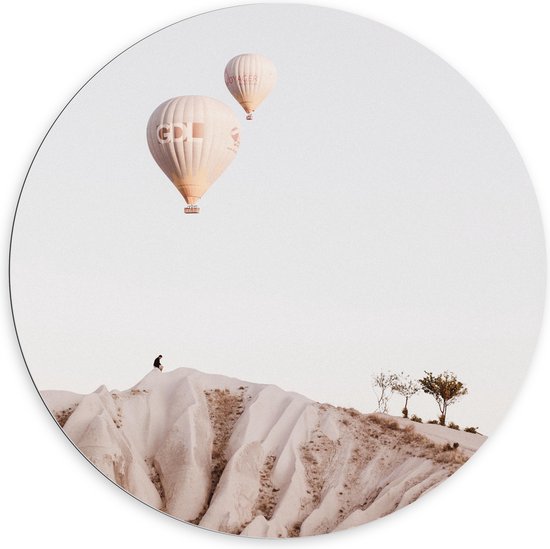 WallClassics - Dibond Muurcirkel - Twee Beige Luchtballonnen boven Beige Landschap - 100x100 cm Foto op Aluminium Muurcirkel (met ophangsysteem)