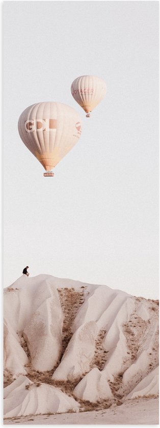 WallClassics - Poster (Mat) - Twee Beige Luchtballonnen boven Beige Landschap - 20x60 cm Foto op Posterpapier met een Matte look