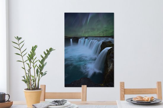 Canvas Schilderij Het stromende water van de Gullfoss waterval en het schitterende noorderlicht erboven - 60x90 cm - Wanddecoratie