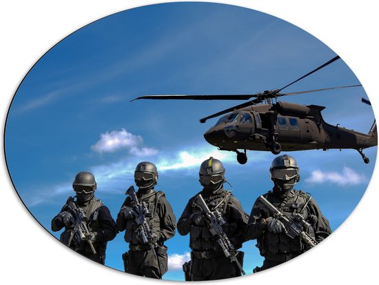 WallClassics - Dibond Ovaal - Rij Soldaten bij Legerhelikopter - 80x60 cm Foto op Ovaal (Met Ophangsysteem)