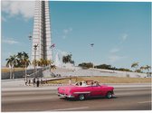 WallClassics - Vlag - Roze Cabrio in Stad - 40x30 cm Foto op Polyester Vlag