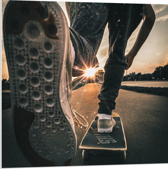 WallClassics - PVC Schuimplaat - Skater op Asfaltweg - 80x80 cm Foto op PVC Schuimplaat (Met Ophangsysteem)