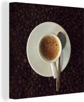 Canvas Schilderij Kopje espresso op koffiebonen - 50x50 cm - Wanddecoratie