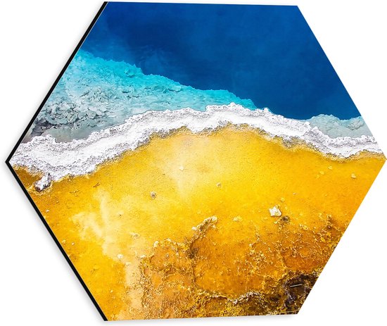 WallClassics - Dibond Hexagon - Geel Zand aan Zee - 30x26.1 cm Foto op Hexagon (Met Ophangsysteem)