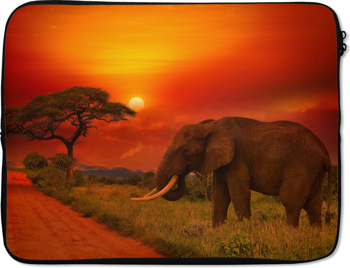 Laptophoes 17 inch - Olifant - Zonsondergang - Oranje - Savanne - Dieren - Laptop sleeve - Binnenmaat 41x28 cm - Zwarte achterkant