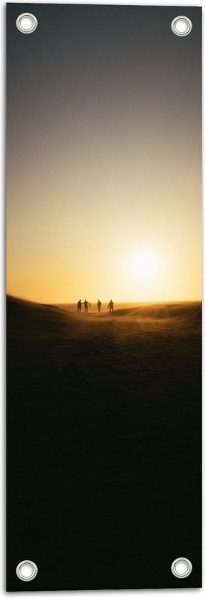 WallClassics - Tuinposter – Personen Voetballend in Woestijn met Zonsondergang - 20x60 cm Foto op Tuinposter  (wanddecoratie voor buiten en binnen)