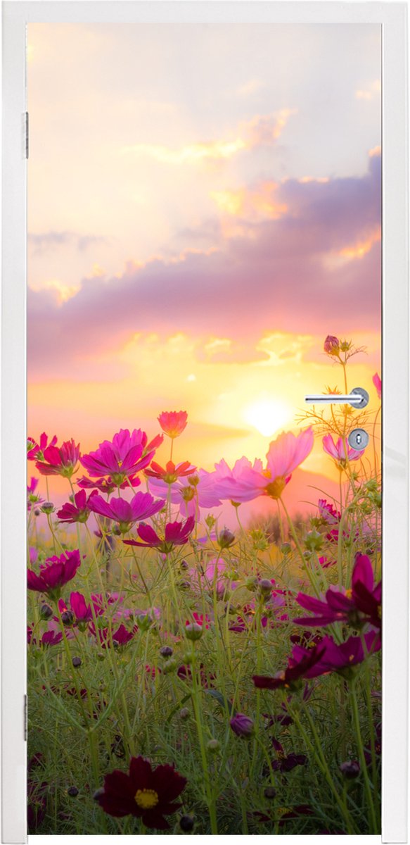 Deurposter 95x235 cm - Deursticker Bloemen - Roze - Zonsondergang - Natuur - Weide - Horiz