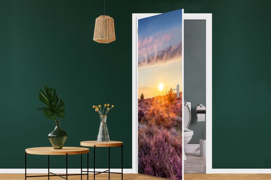 Foto: Deursticker bloeiende heide tijdens zonsondergang in nederland 80x205 cm deurposter