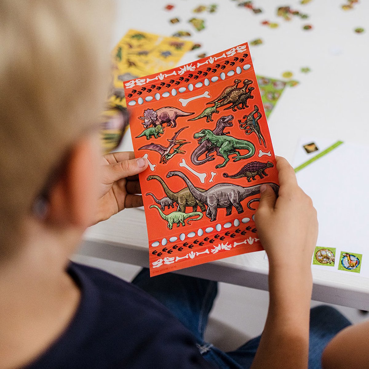 Totum Dino stickers Totum XL super sticker set dinosaurus - speelgoed junior jongens en meisjes vanaf 3 jaar - knutselen 8 vellen incl. metallic en 3D stickers - 38 x 36 cm - — afbeelding 3