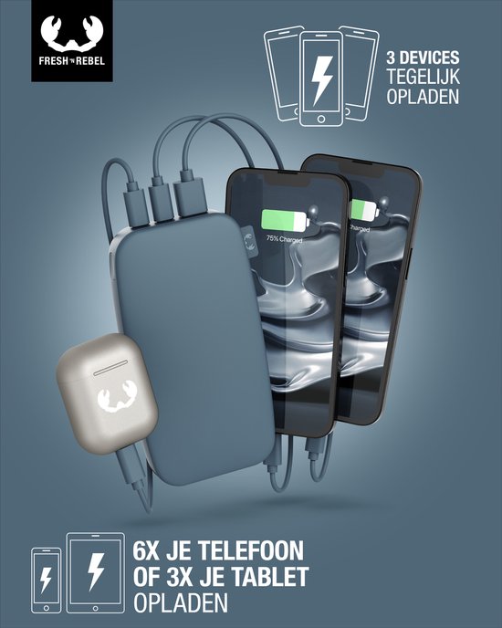Blauwe powerbank van 18000 mAh laadt drie iPhones en een draadloze oortelefoon op. Toont de 2x USB-C en 1x USB-A poorten.