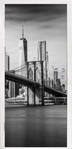 Deursticker Architectuur - New York - Brooklyn Bridge - Water - Zwart wit - 95x215 cm - Deurposter