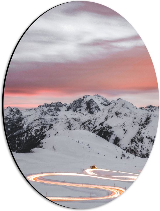 WallClassics - Dibond Ovaal - Verlichte Weg door Sneeuwlandschap - 30x40 cm Foto op Ovaal (Met Ophangsysteem)