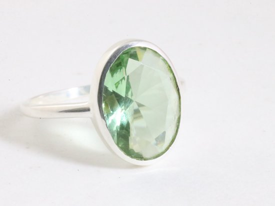 Ovale hoogglans zilveren ring met groene amethist - maat 18