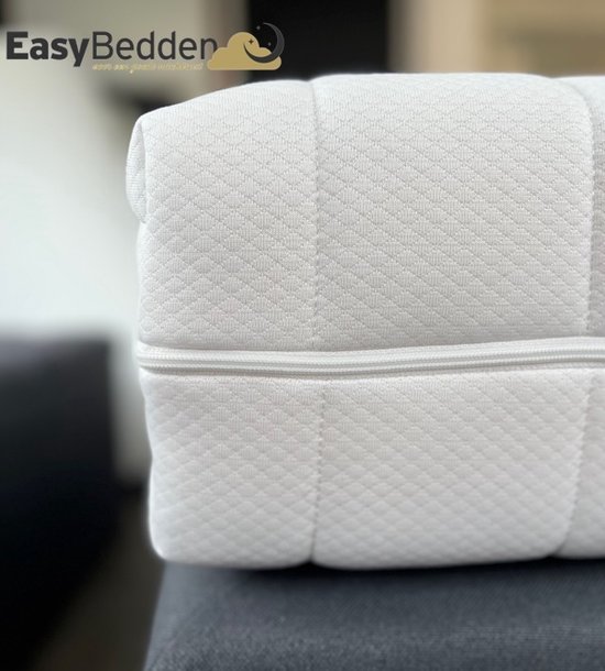 Detail van de witte kindermatras met gestructureerde tijk, ritssluiting en EasyBedden logo.