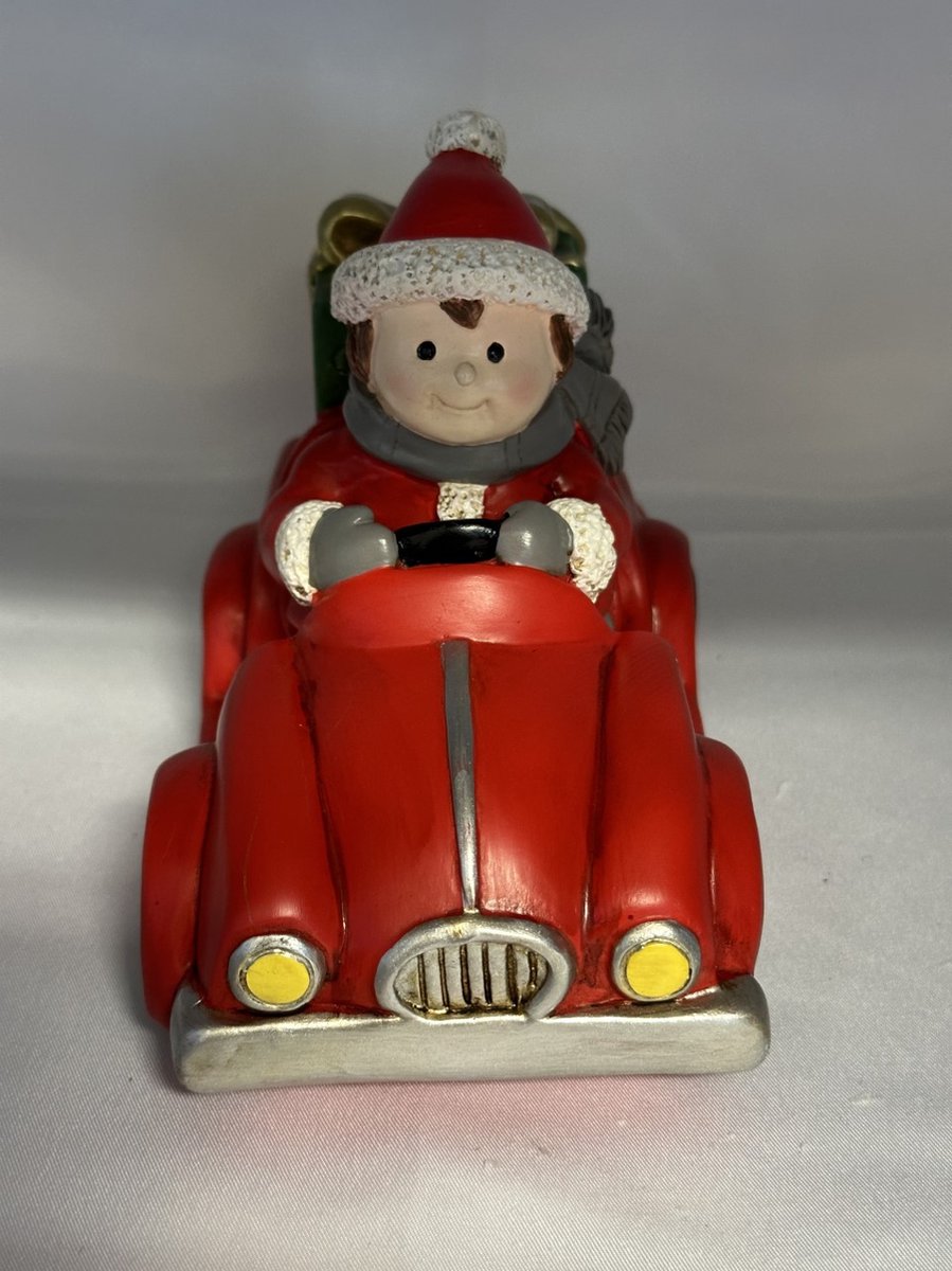 Kerstbeeldje jongen in rode auto met LED - groene cadeau - polyresin - 12 cm hoog x 16 cm x 8 cm – Kerstdecoratie