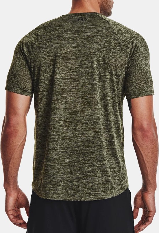 Achterkant van een olijfgroen gemêleerd sportshirt van Under Armour.
