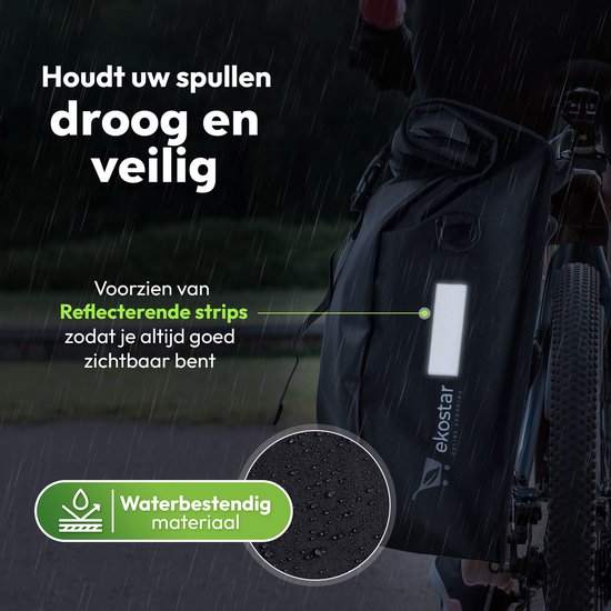 Zwarte waterdichte fietstas met reflecterende strip op een fiets in de regen. "Waterbestendig materiaal".