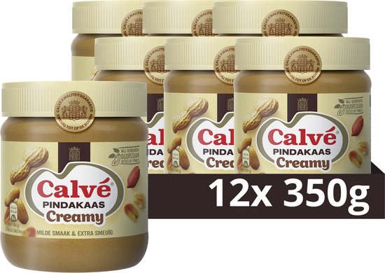 Twaalf potten Calvé Pindakaas Creamy, 350g per stuk, op een donkere achtergrond.