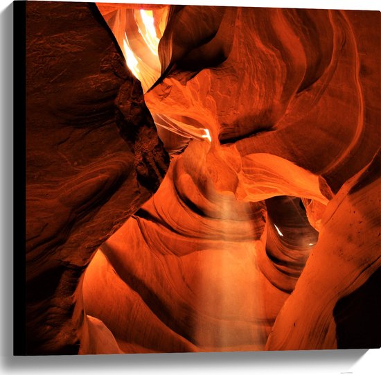 WallClassics - Canvas  - Zonnestralen door Antelope Canyon - 60x60 cm Foto op Canvas Schilderij (Wanddecoratie op Canvas)