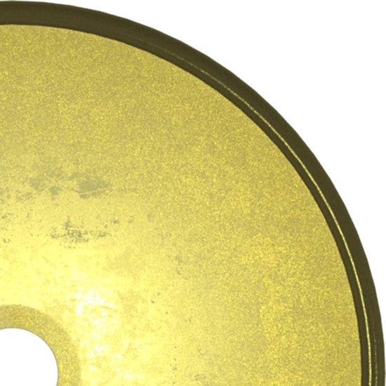 Détail de la finition dorée et du bord d'une vasque ronde en verre trempé.