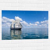 WallClassics - Muursticker - Groot Zeilschip op Helder Water - 90x60 cm Foto op Muursticker