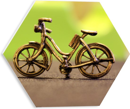 WallClassics - PVC Schuimplaat Hexagon  - Miniatuurbeeld van Gouden Fiets - 30x26.1 cm Foto op Hexagon (Met Ophangsysteem)