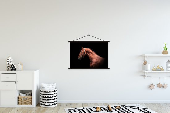 Portrait d'un cheval brun sur fond noir poster textielposter lattes noires 90x60 cm - Tirage photo sur plaque école (décoration murale salon / chambre)