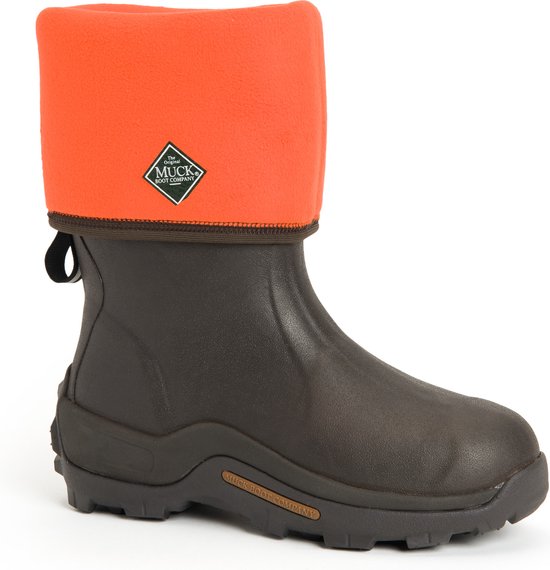Bruine Muck Boot met feloranje omgeslagen rand en Muck Boot logo.