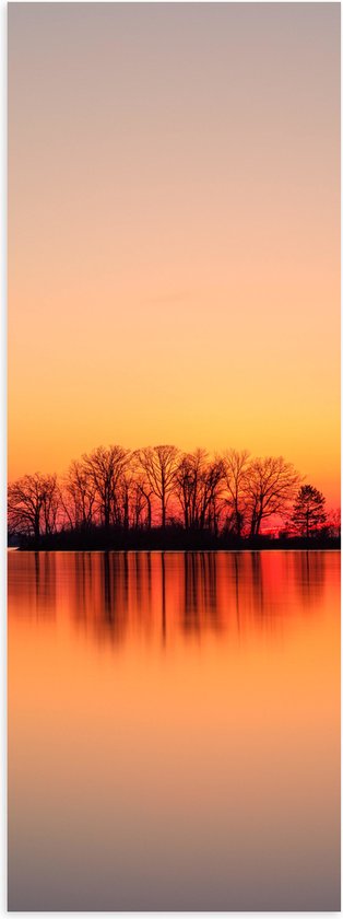 WallClassics - Poster Glanzend – Rode Lucht bij Bomen - 30x90 cm Foto op Posterpapier met Glanzende Afwerking