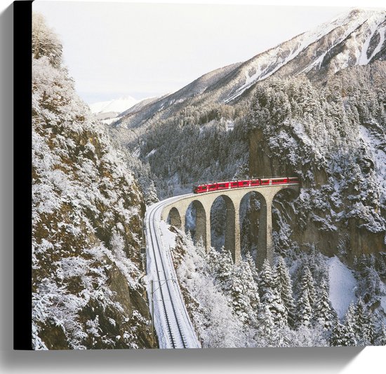 WallClassics - Canvas  - Rode Trein door de Bergen in de Sneeuw - 40x40 cm Foto op Canvas Schilderij (Wanddecoratie op Canvas)
