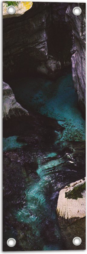 WallClassics - Tuinposter – Paarse Rotsen met Water - 20x60 cm Foto op Tuinposter  (wanddecoratie voor buiten en binnen)