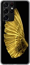 Geschikt voor Samsung Galaxy S21 Ultra hoesje - Gouden vleugels op een zwarte achtergrond - Siliconen Telefoonhoesje