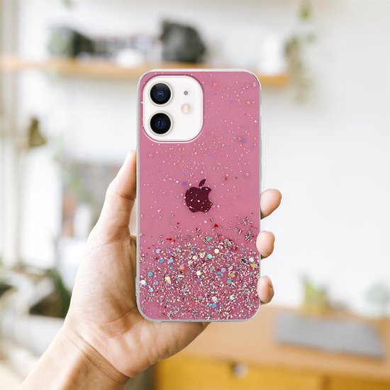 Hand houdt roze iPhone 12 MINI hoesje met glitters vast.