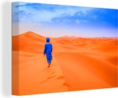 Canvas Schilderij Een Berber loopt in de woestijn - 60x40 cm - Wanddecoratie