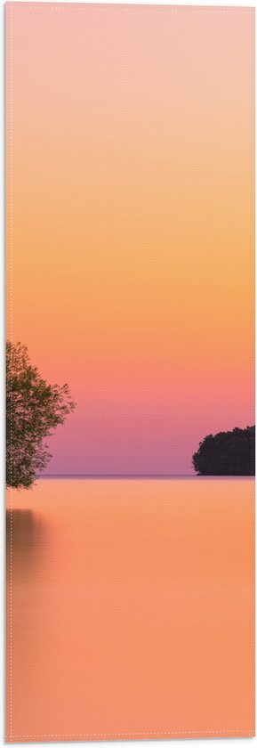 WallClassics - Vlag - Boom over Water bij Oranje/Roze Lucht - 20x60 cm Foto op Polyester Vlag