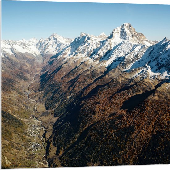 WallClassics - Acrylglas - Besneeuwde Bergtoppen in Groot Berggebied - 80x80 cm Foto op Acrylglas (Met Ophangsysteem)