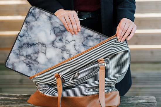 Laptophoes 15.6 inch - Marmer print - Stenen - Agaat - Laptop sleeve - Binnenmaat 37x26 cm - Zwarte achterkant