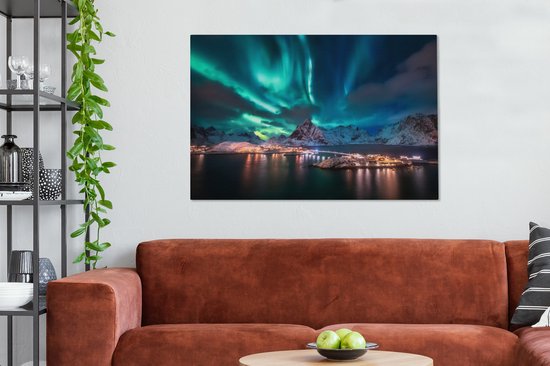 Une peinture des Lofoten avec une aurore verte et bleue au-dessus de montagnes enneigées et de maisons éclairées.