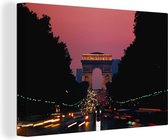 Routes entourées de forêts vers l'Arc de Triomphe de Paris au crépuscule Toile 60x40 cm - Tirage photo sur toile (Décoration murale salon / chambre)
