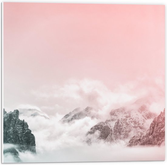 WallClassics - PVC Schuimplaat - Roze Lucht boven Wolken en Bergen - 50x50 cm Foto op PVC Schuimplaat (Met Ophangsysteem)