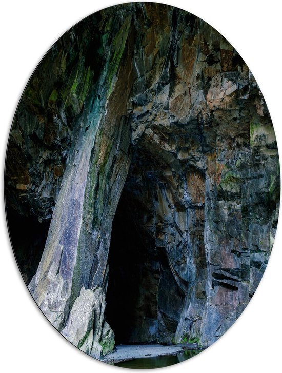 WallClassics - Dibond Ovaal - Grot in Bruin-Grijze Rotsen - 81x108 cm Foto op Ovaal (Met Ophangsysteem)