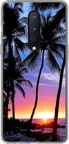 Geschikt voor OnePlus 8 hoesje - Een silhouet van palmbomen tijdens een zonsondergang op Hawaii - Siliconen Telefoonhoesje