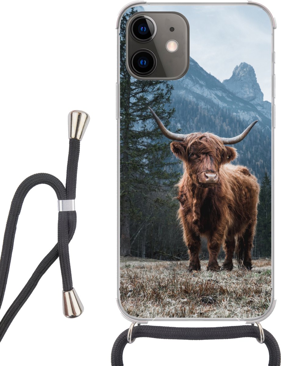 Telefoonhoesje Geschikt voor iPhone 12 - Schotse hooglander - Berg - Landschap - Bomen - Koe - Natuur - Siliconen - Crossbody - Backcover met Koord - Telefoonhoesje met koord - Hoesje met touw Telefoonhoesje