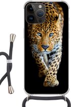 Geschikt voorApple Iphone 14 Pro Max - Crossbody Case - Luipaard - Dieren - Portret - Wilde dieren - Zwart - Siliconen - Crossbody - Backcover met Koord - Telefoonhoesje met koord - Hoesje met touw