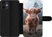 Bookcase pour téléphone iPhone 12 Bookcase - Highlander écossais - Vache - Animaux - Berg - Nature - Avec compartiments - Étui portefeuille avec fermeture magnétique
