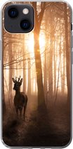Geschikt voor iPhone 13 hoesje - Bos - Hert - Zon - Bomen - Winter - Natuur - Dieren - Siliconen Telefoonhoesje