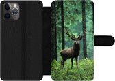 Bookcase Geschikt voor iPhone 11 Pro Max telefoonhoesje - Hert - Bos - Bomen - Dieren - Natuur - Met vakjes - Wallet case met magneetsluiting