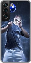 Geschikt voor Samsung Galaxy S22 Plus hoesje - Hooghoudende voetballer - Siliconen Telefoonhoesje
