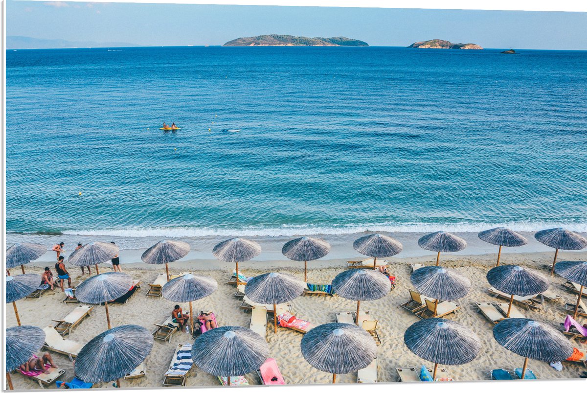 PVC Schuimplaat- Rieten Parasols met Ligbedjes op het Strand - 90x60 cm Foto op PVC Schuim