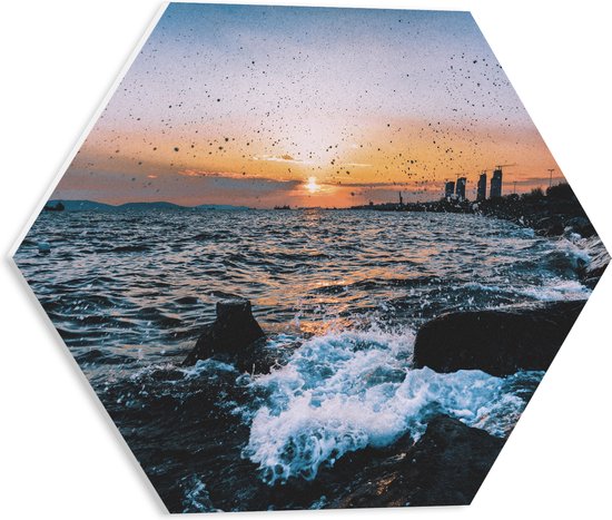 WallClassics - PVC Schuimplaat Hexagon  - Klotsende Golven tegen Rotsen bij Zonsondergang - 40x34.8 cm Foto op Hexagon (Met Ophangsysteem)